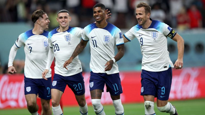 Los jugadores de Inglaterra celebran un gol