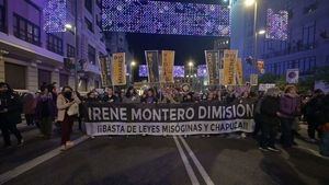 Consignas contra Montero en la manifestación central por el 25N