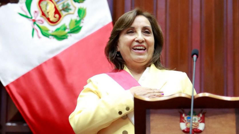 Dina Boluarte jurando el cargo como primera presidenta de Perú
