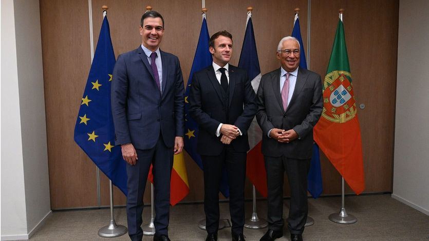 Pedro Sánchez, con el francés Emmanuel Macron y el portugués António Costa