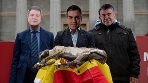 Activistas recrean a Pedro Sánchez sujetando un galgo muerto para protestar contra la Ley de Protección Animal