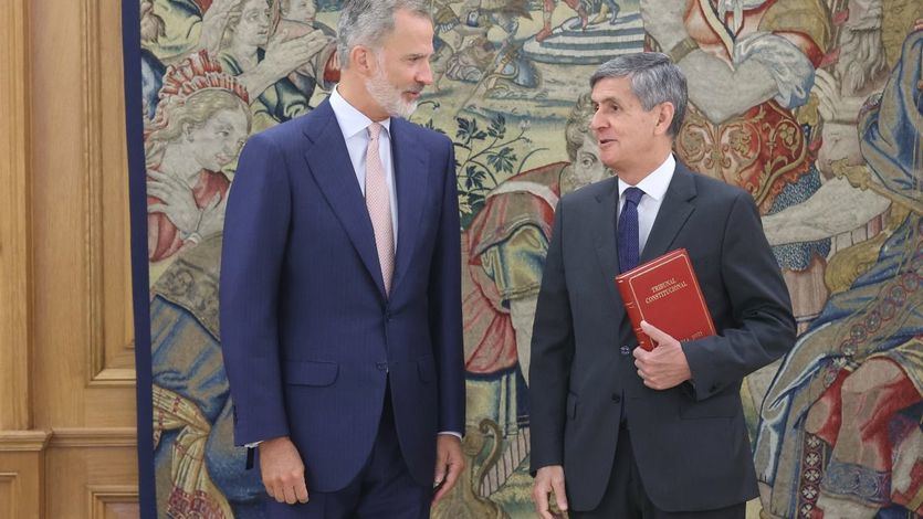 El presidente del Tribunal Constitucional, Pedro González-Trevijano, junto al Rey