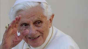Benedicto XVI "está muy enfermo", revela el Papa Francisco, quien pide rezar por él