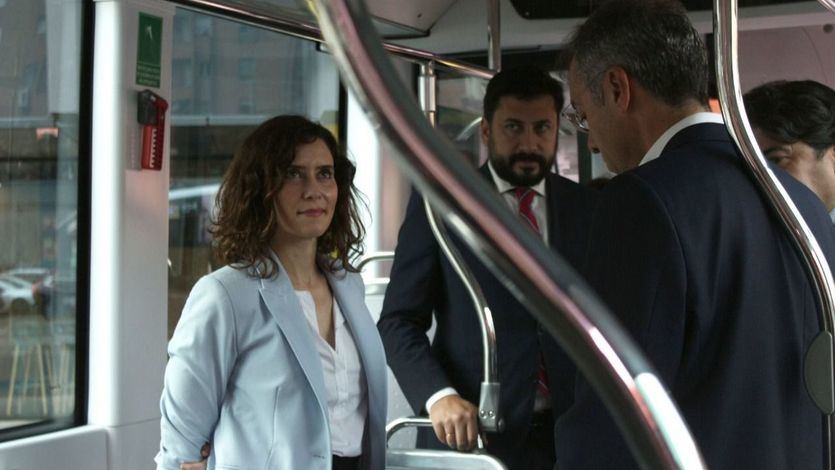 Isabel Díaz Ayuso visita un autobús en Madrid