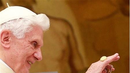 Benedicto XVI se encuentra lúcido y consciente, pero sigue en estado grave