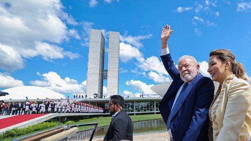 Lula y su mujer llegando al Parlamento
