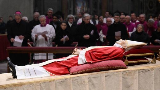 Capilla ardiente de Benedicto XVI