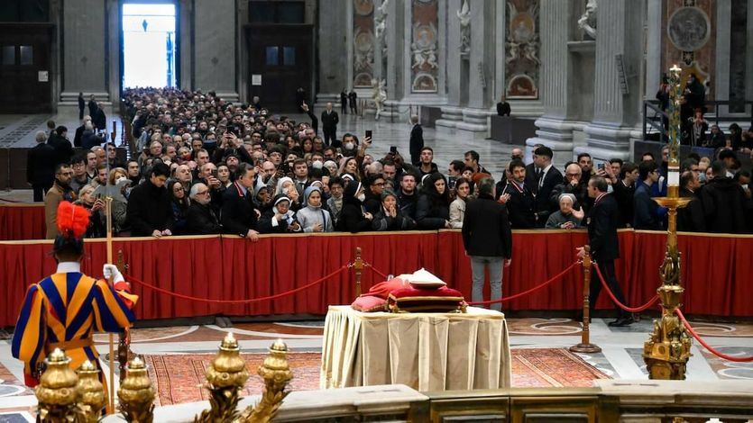 Capilla ardiente del Papa Benedicto XVI