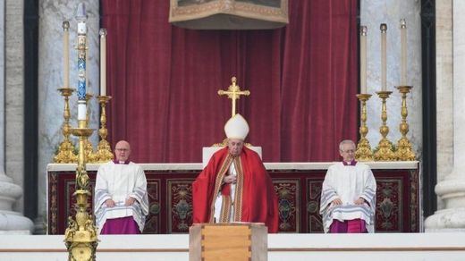 El Vaticano despide a Benedicto XVI con un funeral masivo ante unas 50.000 personas