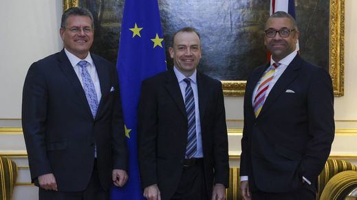 Maros Sefcovic, videpresidente comunitario; Chris Heaton-Harris, ministro de Irlanda del Norte y James Cleverly, ministro de exteriores británico