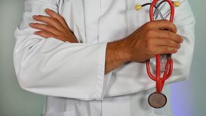 El Consejo General de Médicos: "Los protocolos clínicos los hacen los clínicos, no los políticos"