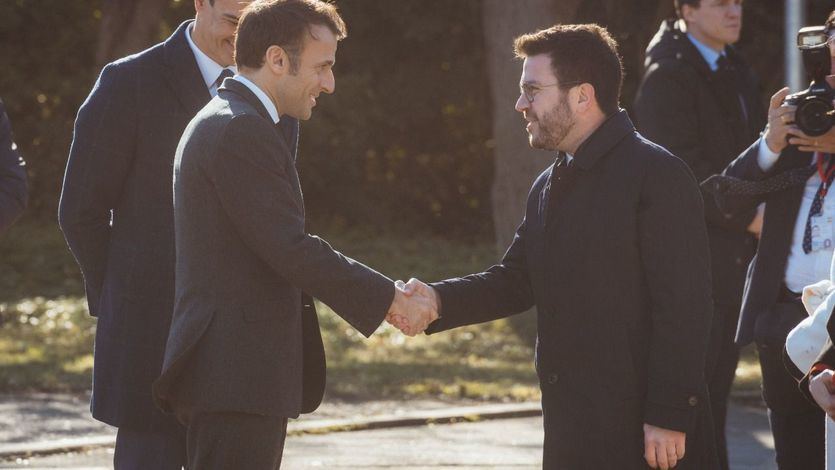 El president de la Generalitat, Pere Aragonès, con Emmanuel Macron y Pedro Sánchez