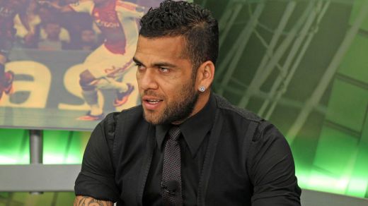 Dani Alves, despedido de su club y acusado de una 