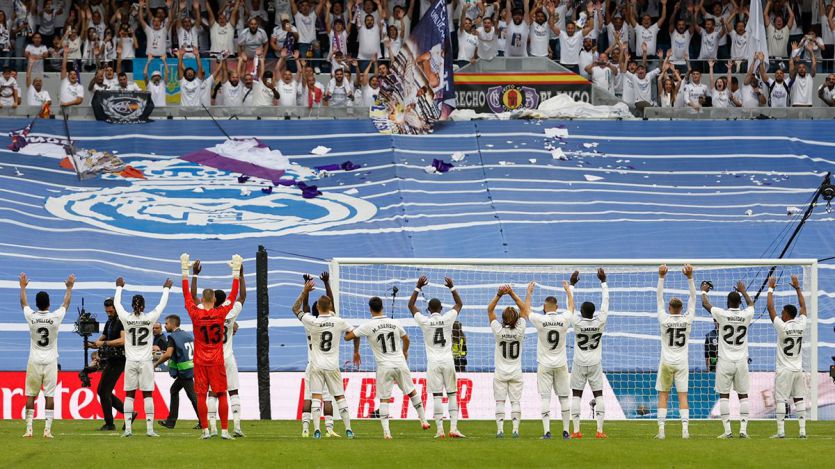 Los jugadores del Real Madrid saludan a las gradas en el Bernabeu
