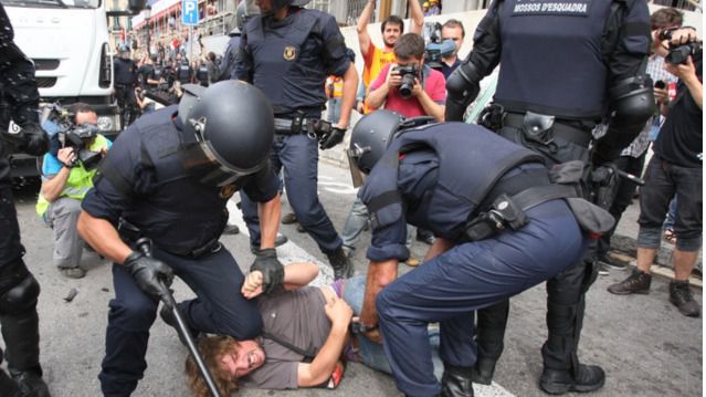 Procesados 45 policías nacionales por las cargas del 1-O en 2017 en Cataluña