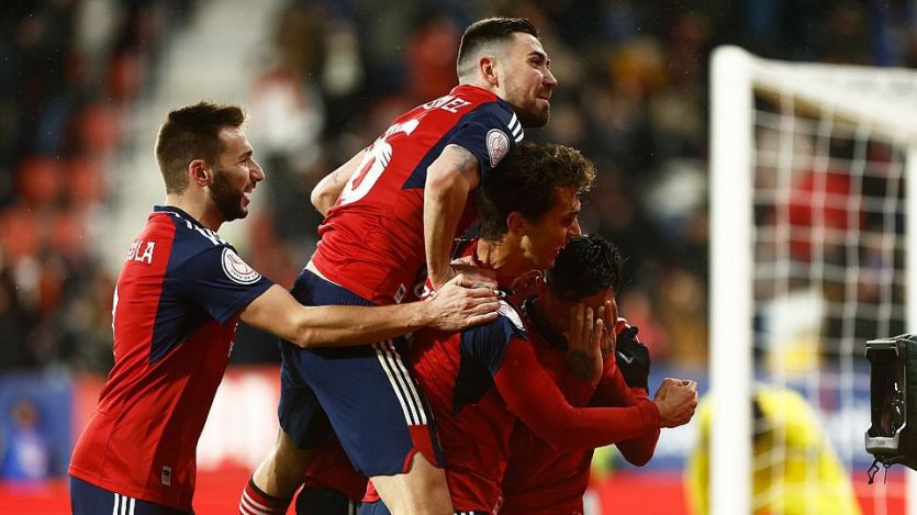 Los jugadores del Osasuna celebran un gol