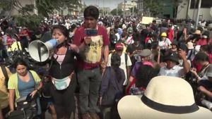Un muerto tras los duros enfrentamientos en Lima por el rechazo del Congreso al adelanto electoral