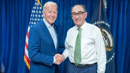El presidente de EE UU, Joe Biden, le da la mano al presidente de Iberdrola, Ignacio Galán