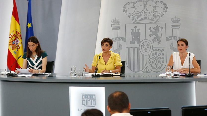 La ministra de Justicia, Pilar Llop y la ministra de Igualdad, Irene Montero, en los extremos de la rueda de prensa tras un Consejo de Ministros