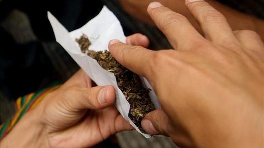 Ámsterdam prohibirá el consumo de marihuana en espacios públicos
