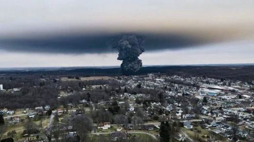 La explosión de un tren lleno de sustancias peligrosas en Ohio dispara las teorías de la conspiración