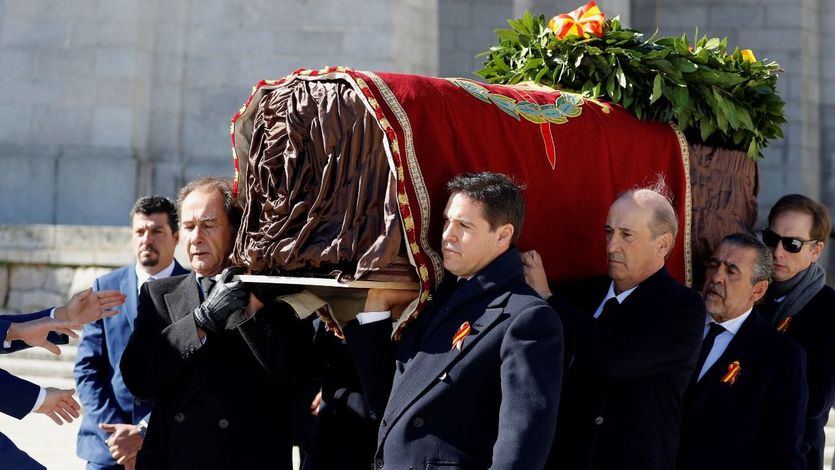 Los familiares de Franco, José Cristobal (i), Luis Alfonso de Borbón Martínez-Bordiú (2i), Francis Franco (3d) y Jaime Martínez-Bordiú (2d) encabezan la comitiva familiar que porta el féretro 