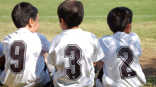 Niños jugando al fútbol