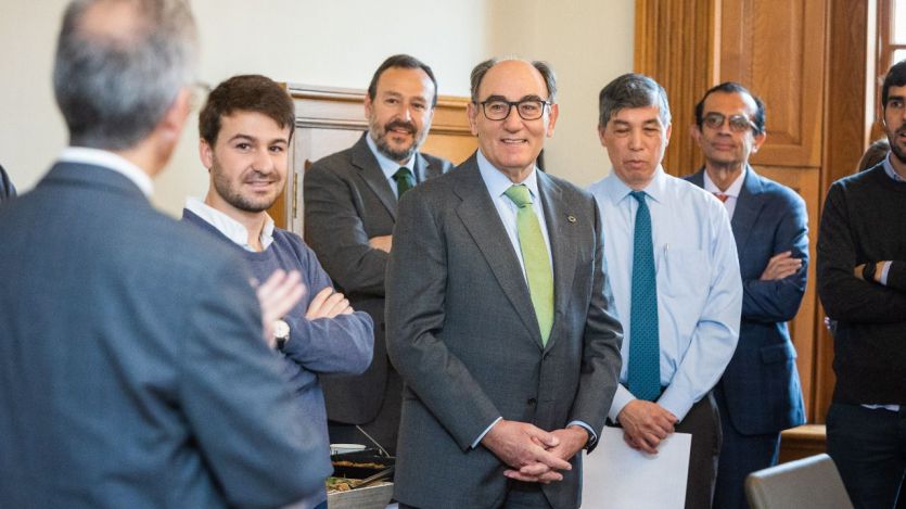 Ignacio Galán, presidente de Iberdrola, con alumnos de postgrado en la Universidad de Harvard