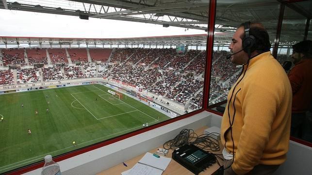 Un profesional de la radio, trabajando durante un partido