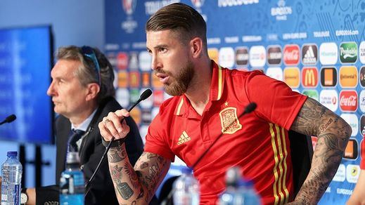 El futbolista Sergio Ramos con la camiseta de la selección española de fútbol
