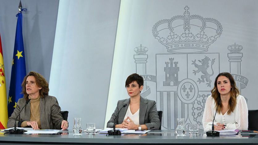 La ministra de Política Territorial y portavoz del Gobierno, Isabel Rodríguez, la vicepresidenta tercera y ministra para la Transición Ecológica y el Reto Demográfico, Teresa Ribera, y la ministra de Igualdad, Irene Montero