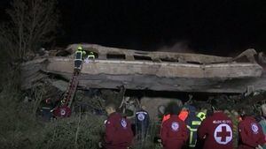 Más de 30 muertos y 130 heridos tras un choque de trenes en Grecia