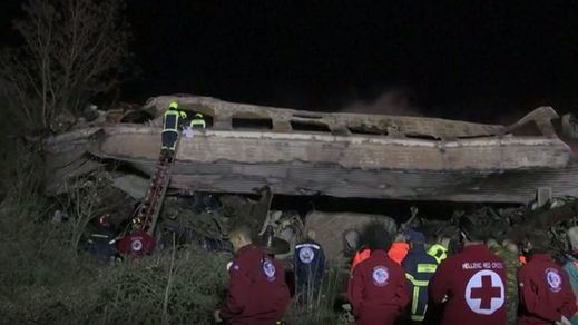 Más de 30 muertos y 130 heridos tras un choque de trenes en Grecia