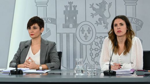 La ministra de Política Territorial y portavoz del Gobierno, Isabel Rodríguez y la ministra de Igualdad, Irene Montero
