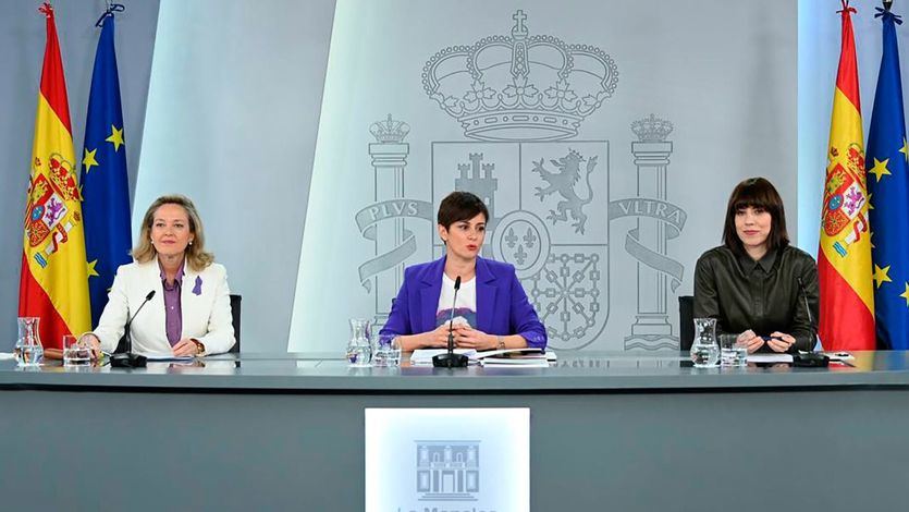 La portavoz del Gobierno, Isabel Rodríguez, la vicepresidenta Nadia Calviño y la ministra de Ciencia, Diana Morant