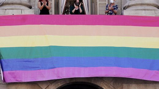 Un juez rechaza retirar la bandera arcoíris LGTB de una plaza de Murcia, como pedía Vox