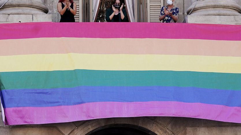 Ada Colau despliega bandera LGTBI en el Ayuntamiento de Barcelona