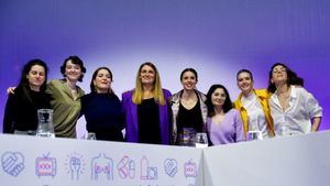 Un grupo de jóvenes feministas revientan el acto de Irene Montero por el 8-M y terminan debatiendo