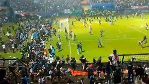 Condenados 2 de los responsables de la trágica estampida en un estadio de fútbol en Indonesia