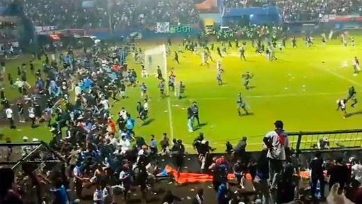 Reyerta en un estadio en Indonesia