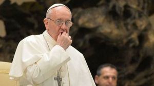 El papa Francisco plantea "revisar" el celibato en la Iglesia