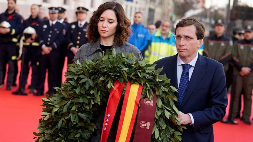 La presidenta de la Comunidad de Madrid, Isabel Díaz Ayuso, y el alcalde de Madrid, José Luis Martínez-Almeida, en el homenaje del 11-M de 2023