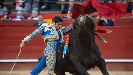 Gran pase de pecho de Cayetano a su primer toro