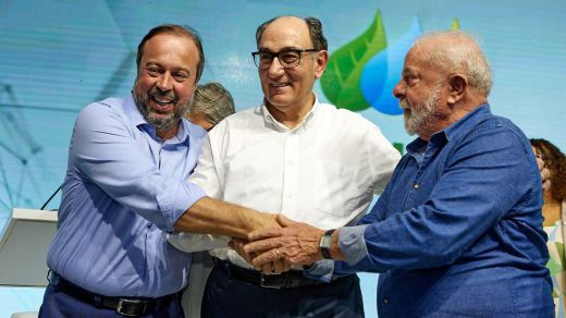 Ignacio Galán, presidente de Iberdrola (en el centro), junto a Luiz Inácio Lula da Silva, presidente de Brasil, y Alexandre Silveira, ministro brasileño de Minas y Energía
