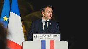 Se incrementa la presión en las calles contra la reforma: "Macron, no toques mis pensiones"
