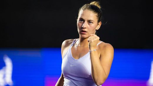 La tenista ucraniana Kostyuk vuelve a plantar en el saludo a una rival rusa
