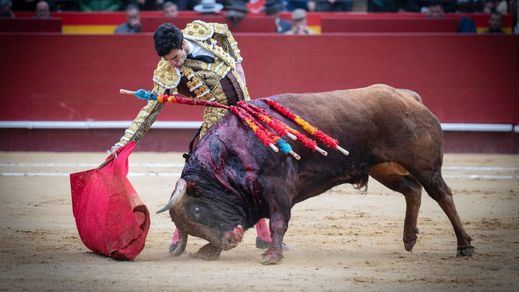 Tomás Rufo en el toro al que cortó una oreja.