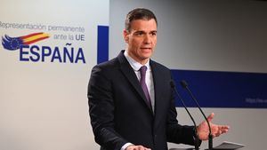 Sánchez acusa a Feijóo de deslealtad a España por acudir a Bruselas a criticar la reforma de las pensiones