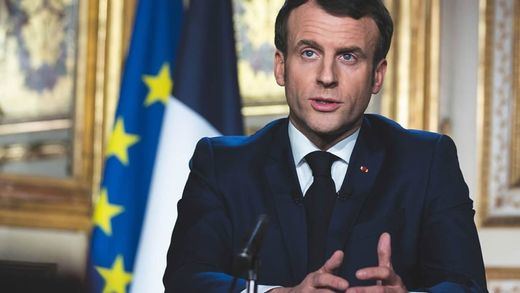 Macron se quita el reloj en medio de una entrevista y revoluciona las redes