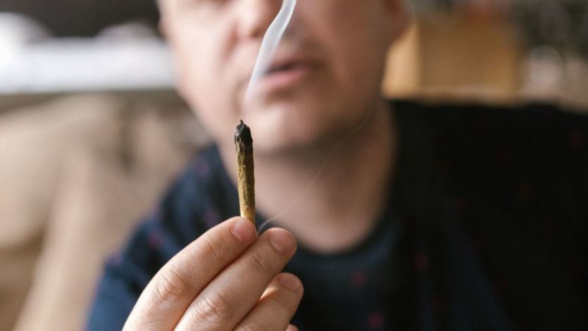 Fumar porros de marihuana (cannabis)